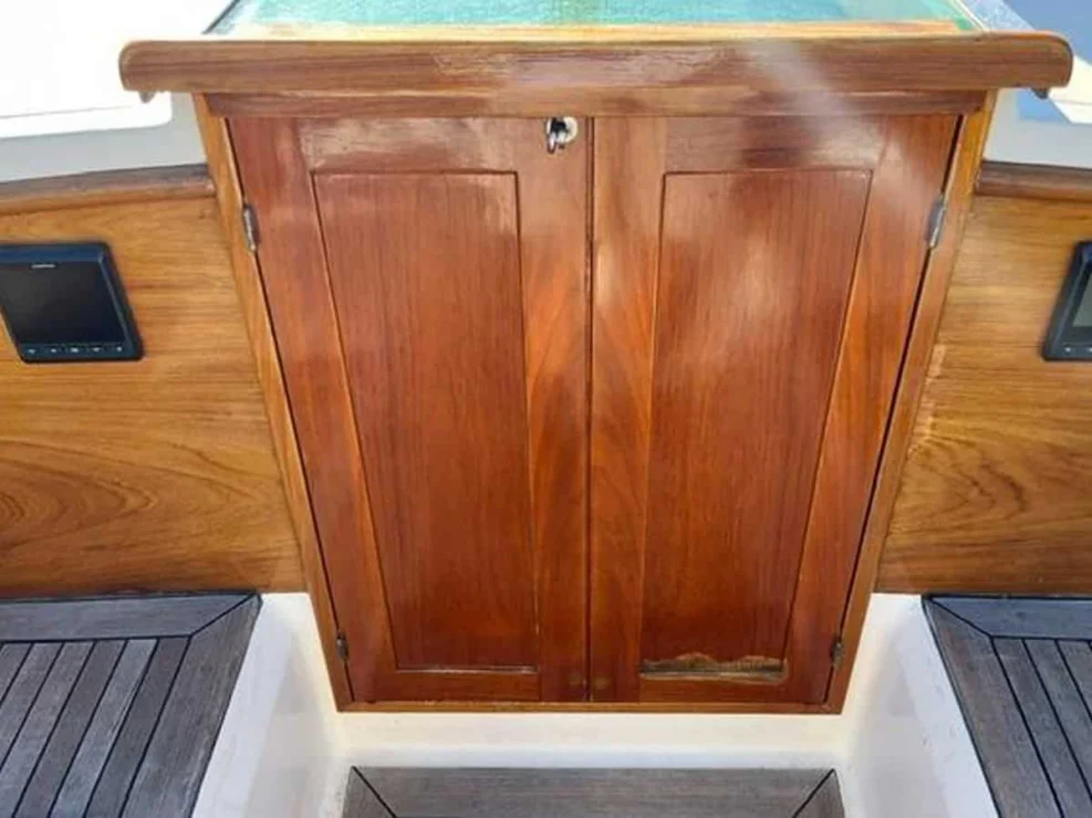 2006 Morris 36, companionway.