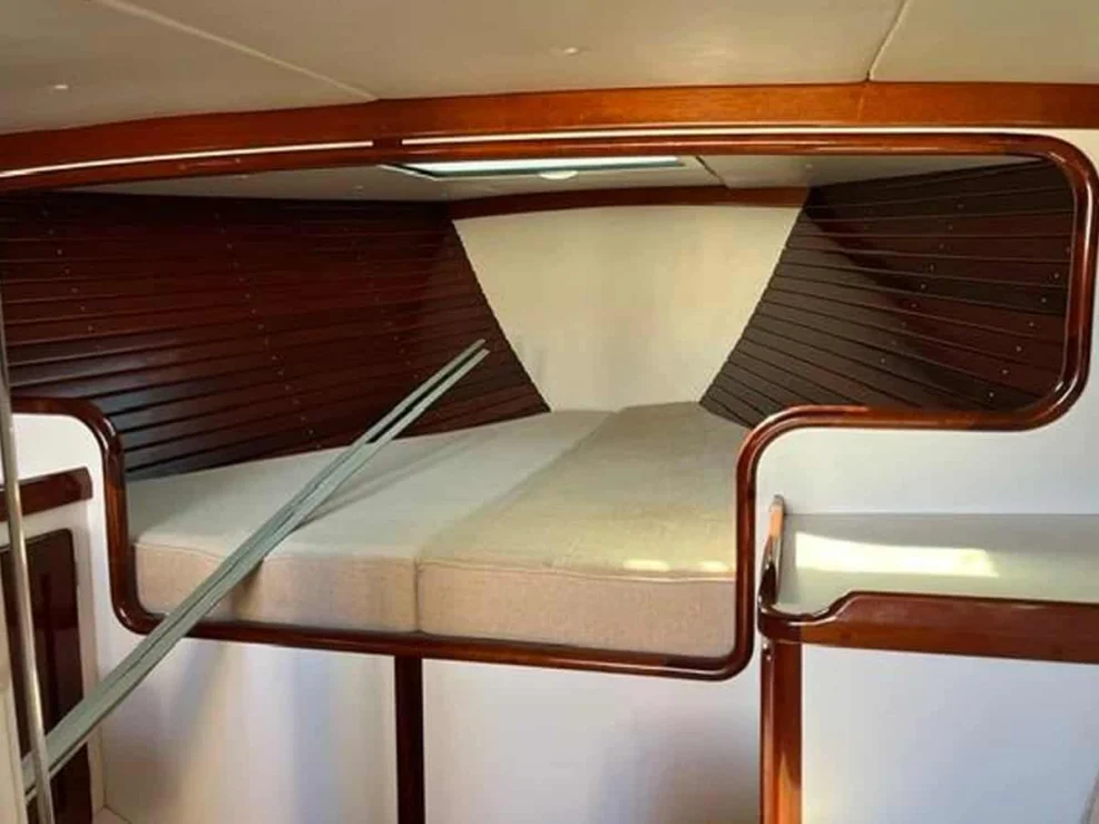 2006 Morris 36, v-berth.