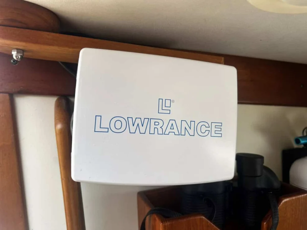 2000 Legacy 28 Express Lowrance marine electronic unit.