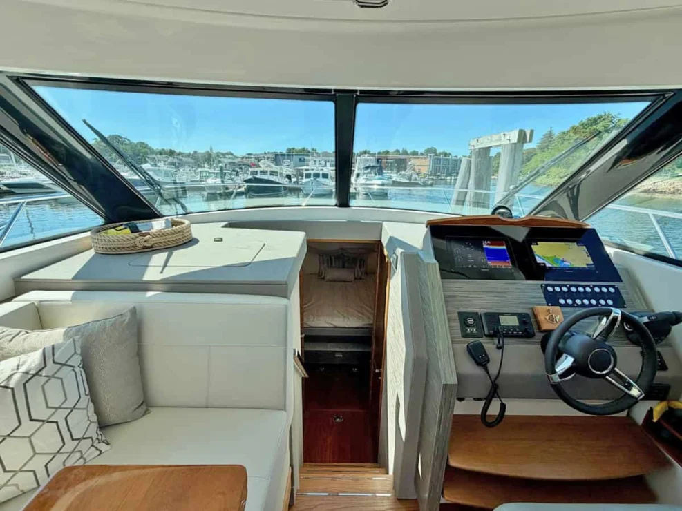 2020 Tiara C39 Coupe, salon forward.