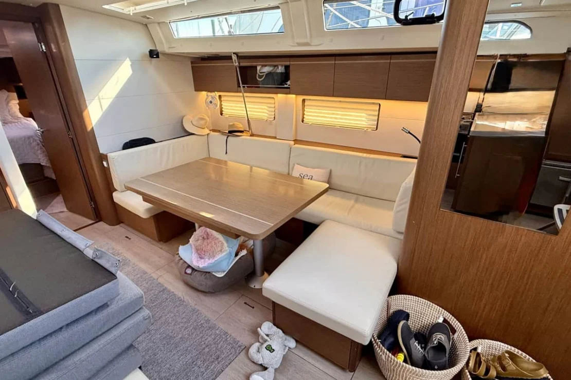 Beneteau Oceanis 51, salon.