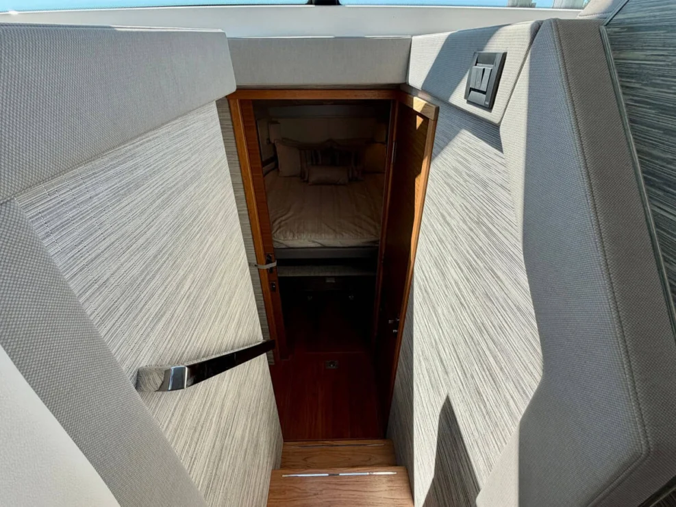 2020 Tiara C39 Coupe, companionway.