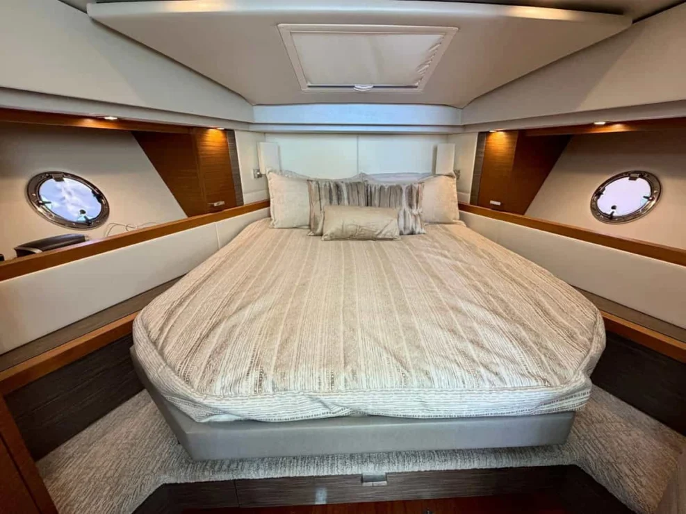 2020 Tiara C39 Coupe, primary cabin.
