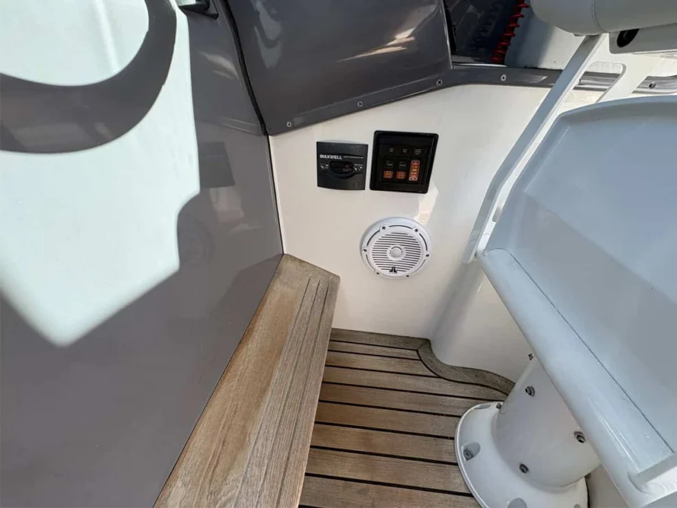 2011 Protector Tauranga 41 anchor switch and speaker.