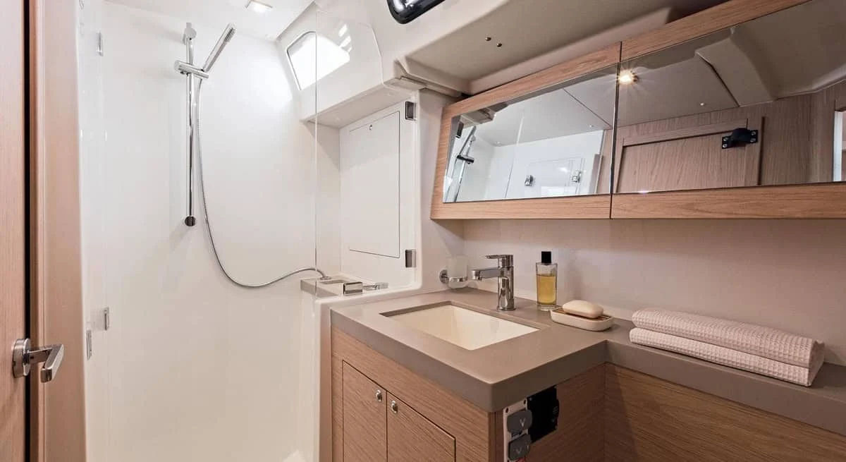 Beneteau Oceanis 51, head.