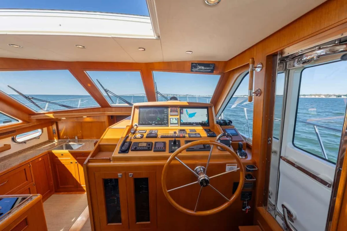 Grand Banks Eastbay 50, helm.