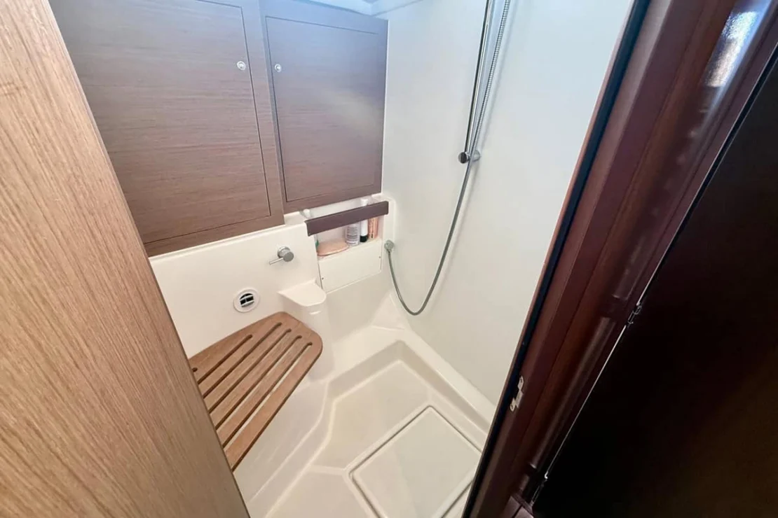 Beneteau Oceanis 51, shower.