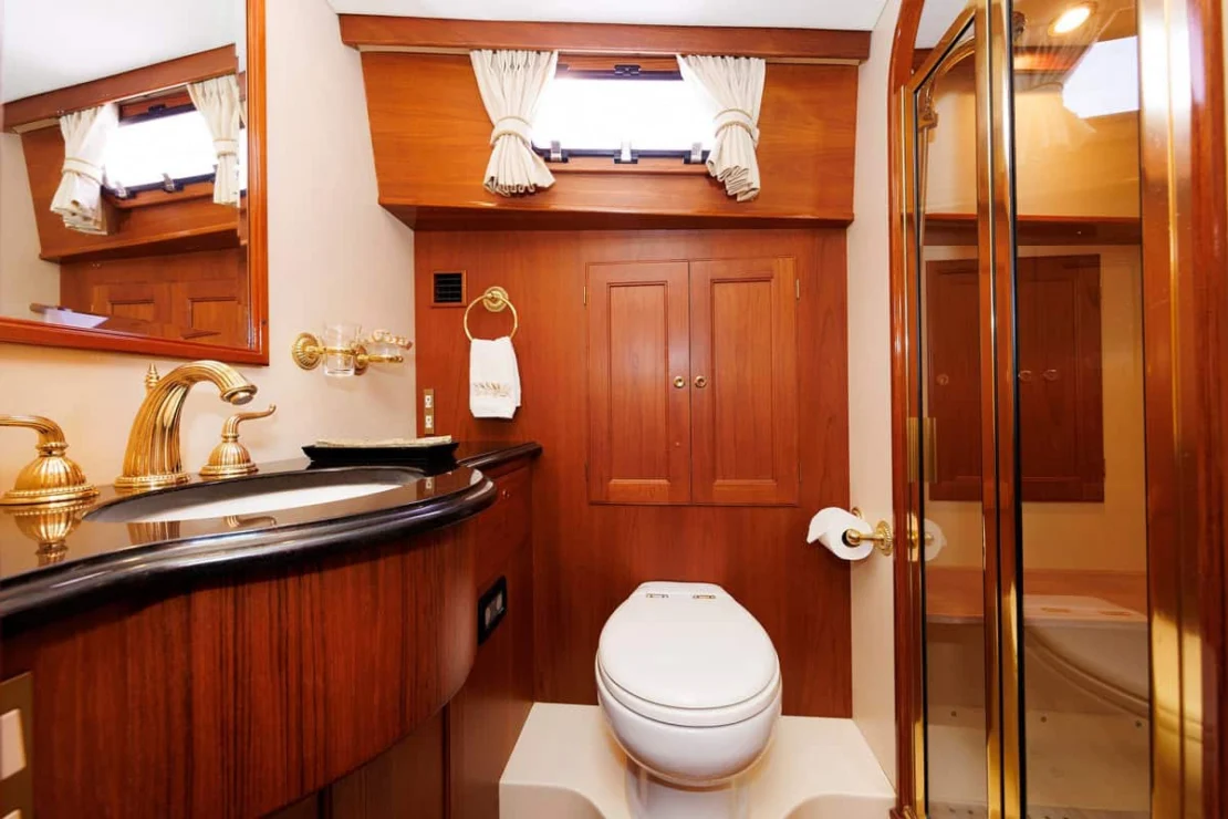 2008 Aden 52 Salon Express, head.