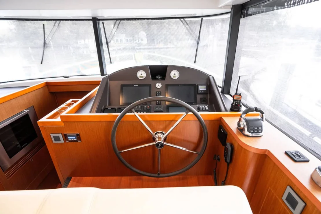 Beneteau Oceanis Swift Trawler 50 helm.