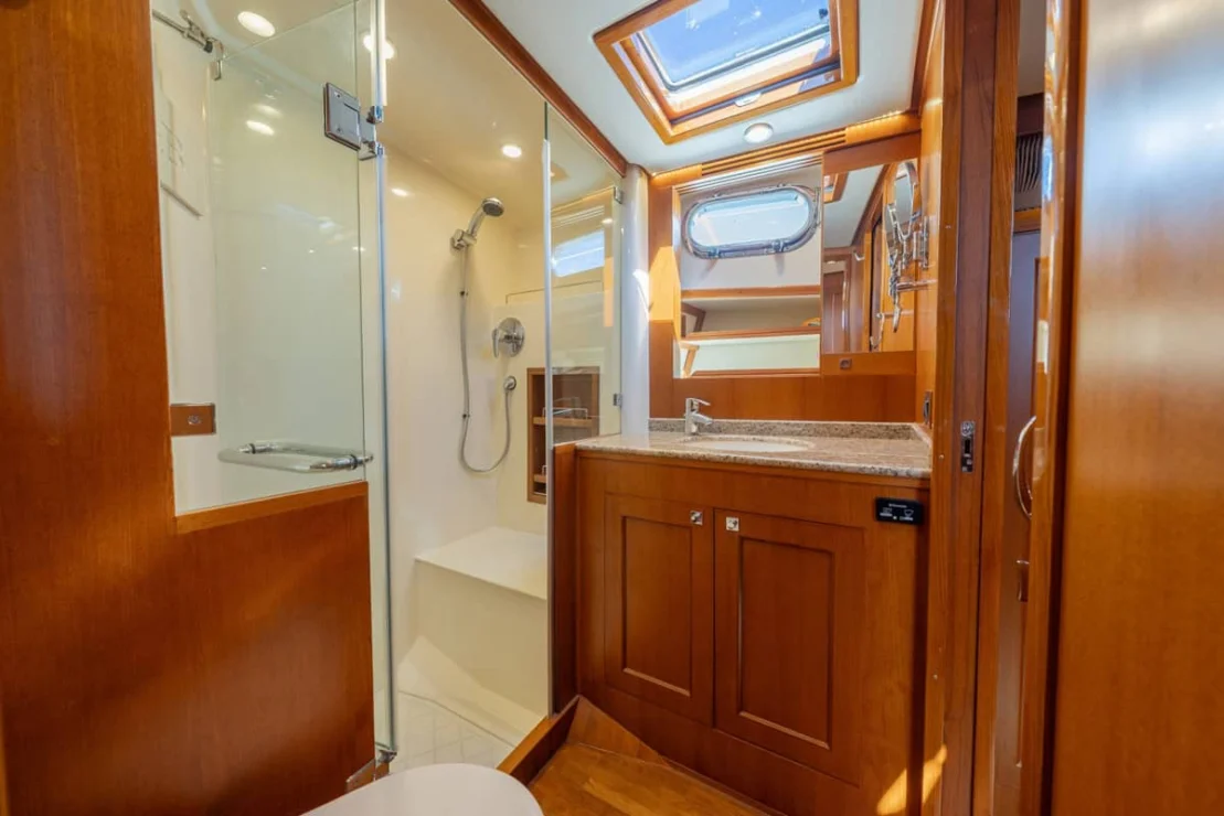 Grand Banks Eastbay 50, guest head.