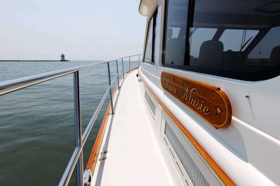 2008 Aden 52 Salon Express, side deck.