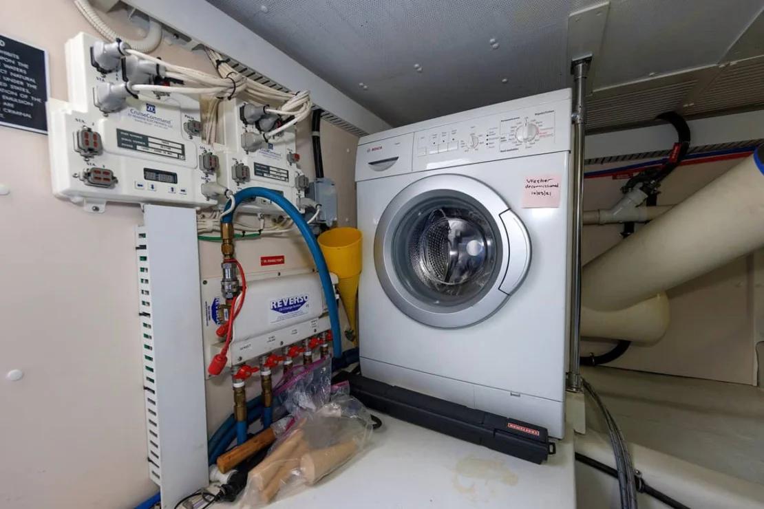 2008 Aden 52 Salon Express, washing machine.
